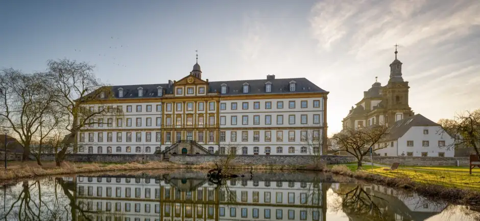 Jesuitenkolleg und Kirche mit Spiegelung